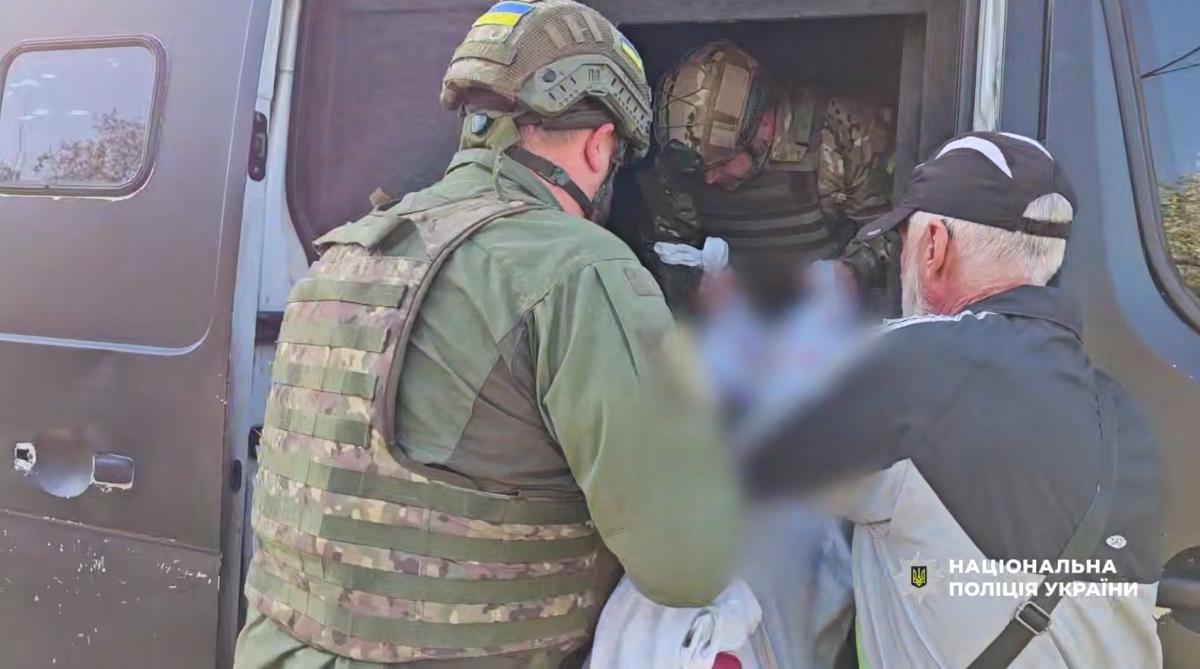 Поліцейські показали евакуацію цивільних з Мирнограду за 5 км від фронту