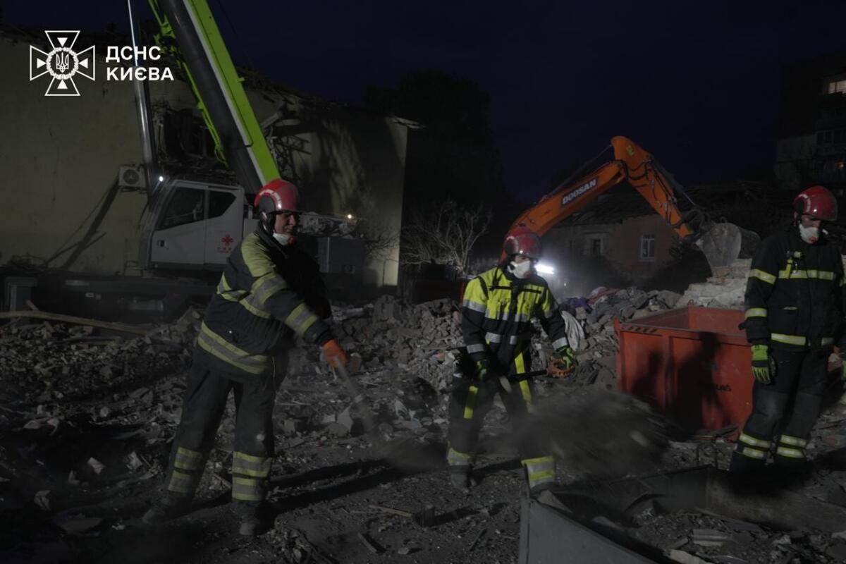 Рятувальники відзвітували про закінчення пошукових робіт на місці ракетного удару в Києві