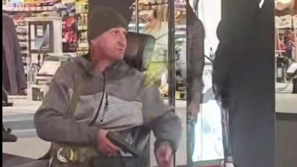 У торгівельному центрі Львова чоловік на кріслі колісному влаштував стрілянину: що відомо