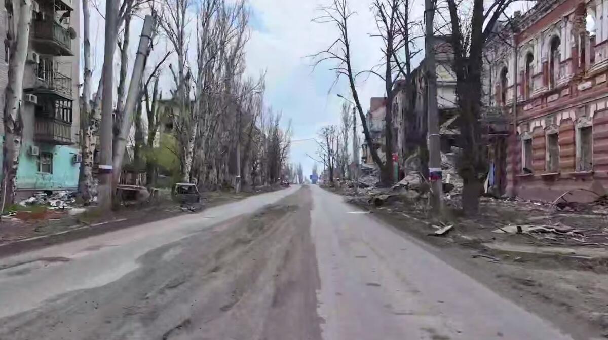 На тлі руїн Бахмута окупанти стверджують, що місто «перетворюється» (фото)