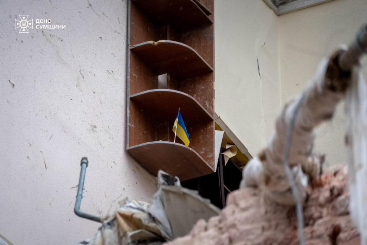 Після ракетної атаки у Сумах уцілілий прапор став символом незламності