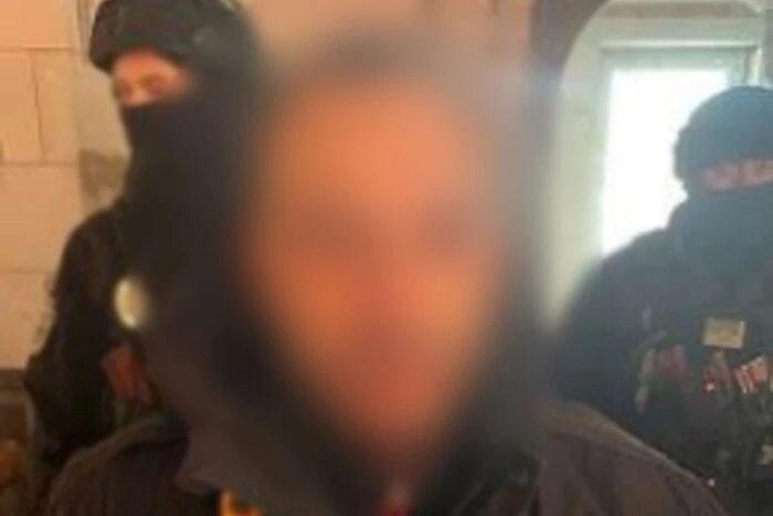Небезпечна знахідка: у Києві затримано чоловіка з великим арсеналом зброї (фото)