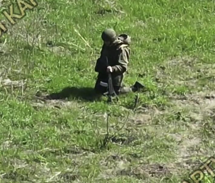 На Курахівському напрямку солдат РФ, спираючись на автомат, повз полем
