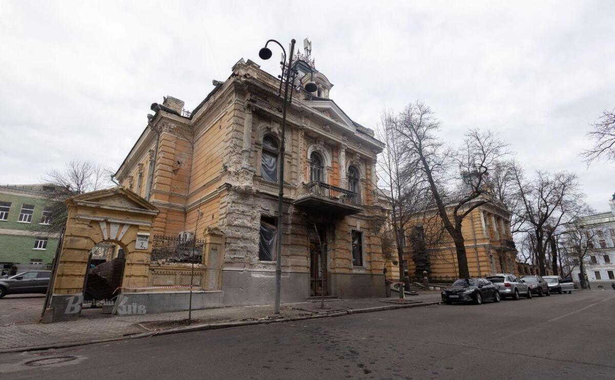 У Києві оцифрували архіви Будинку письменників, пошкодженого під час ворожої атаки