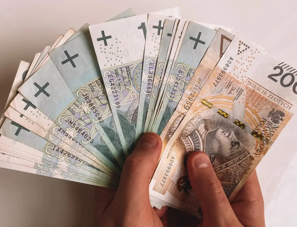 У Польщі зменшилася кількість робочих місць, але зросли зарплати