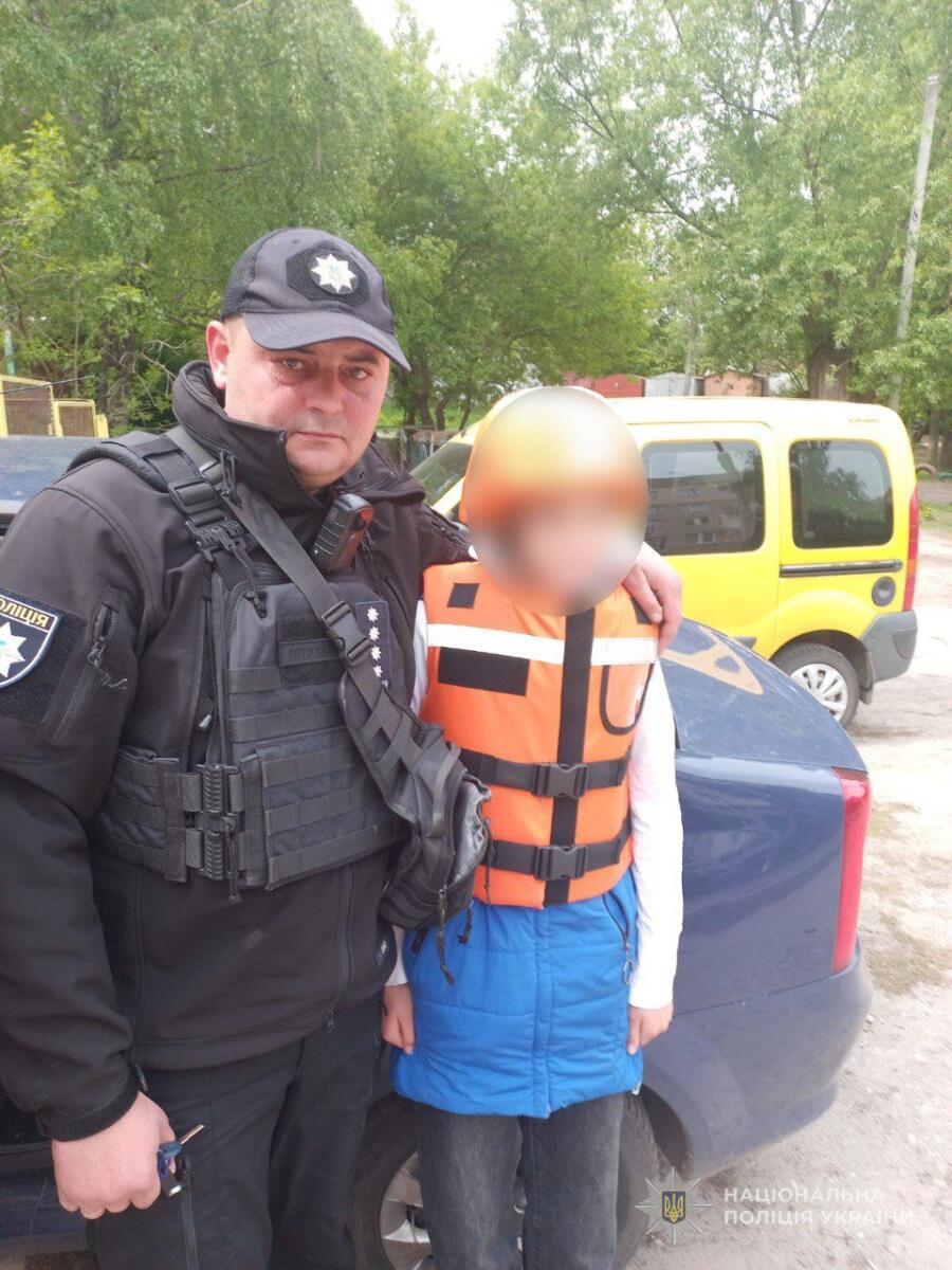 Поліцейський врятував 13-річну дівчинку з-під обстрілів на Сумщині
