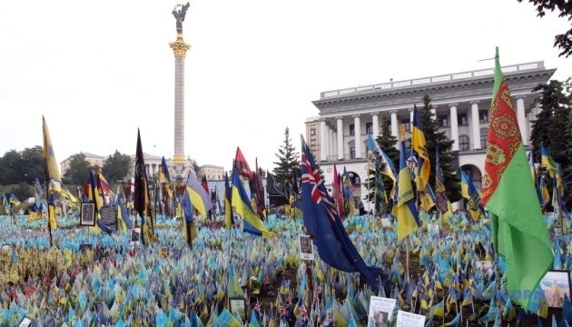 Відсьогодні Меморіал Памʼяті на Майдані Незалежності охороняє поліція зі зброєю