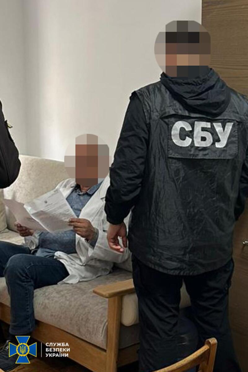 В одній з лікарень Львівщини затримали посадовця, який заробляв на ухилянтах