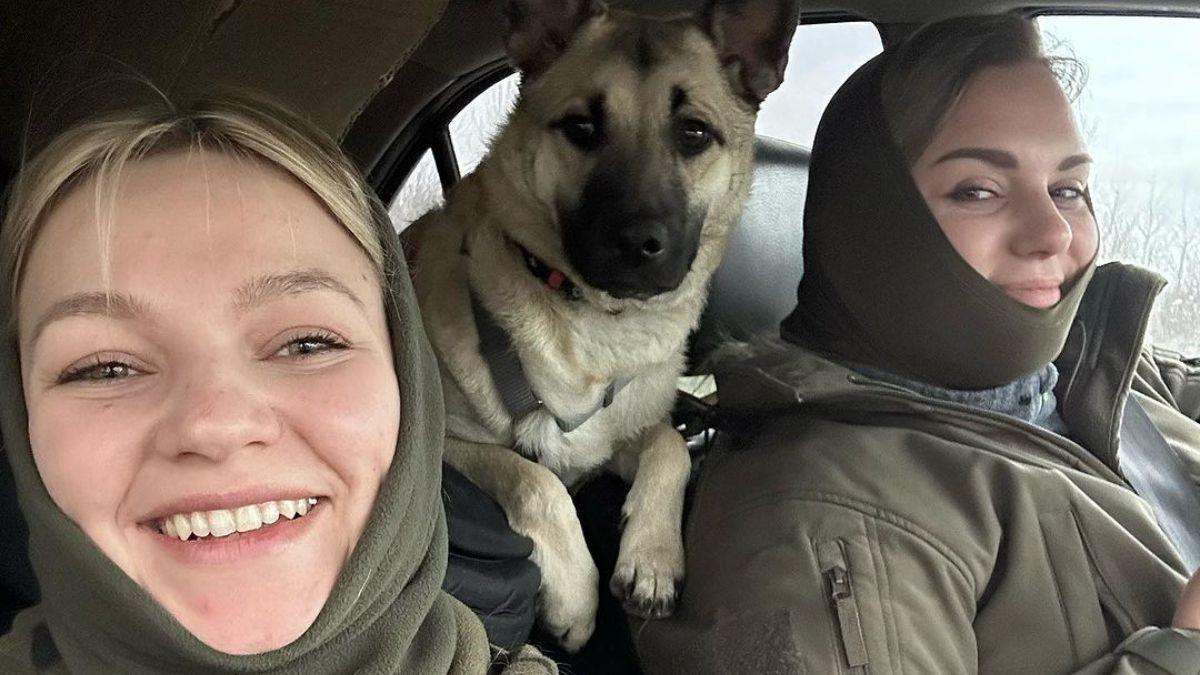 В пам’ять про Ірину Цибух: українська бандуристка присвятила свою нагороду загиблій парамедикині