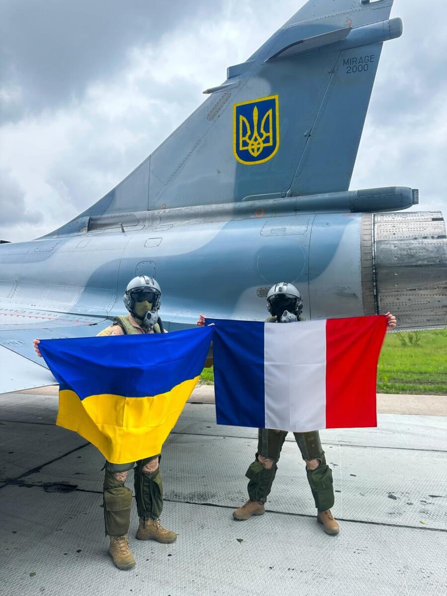 Французькі винищувачі Mirage 2000 здійснили символічний політ над Чорним морем