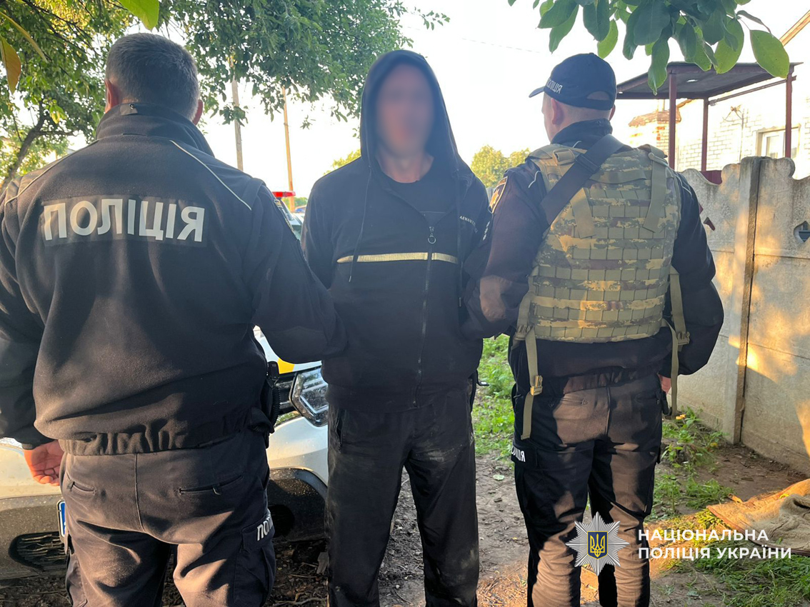 На Чернігівщині поліцейські затримали озброєного зловмисника, який погрожував учасникам слідчої дії