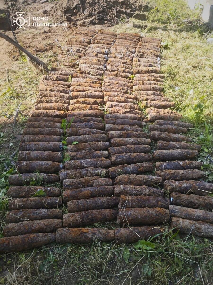 Близько 140 снарядів часів ДСВ вилучили на приватному подвір’ї у Львові