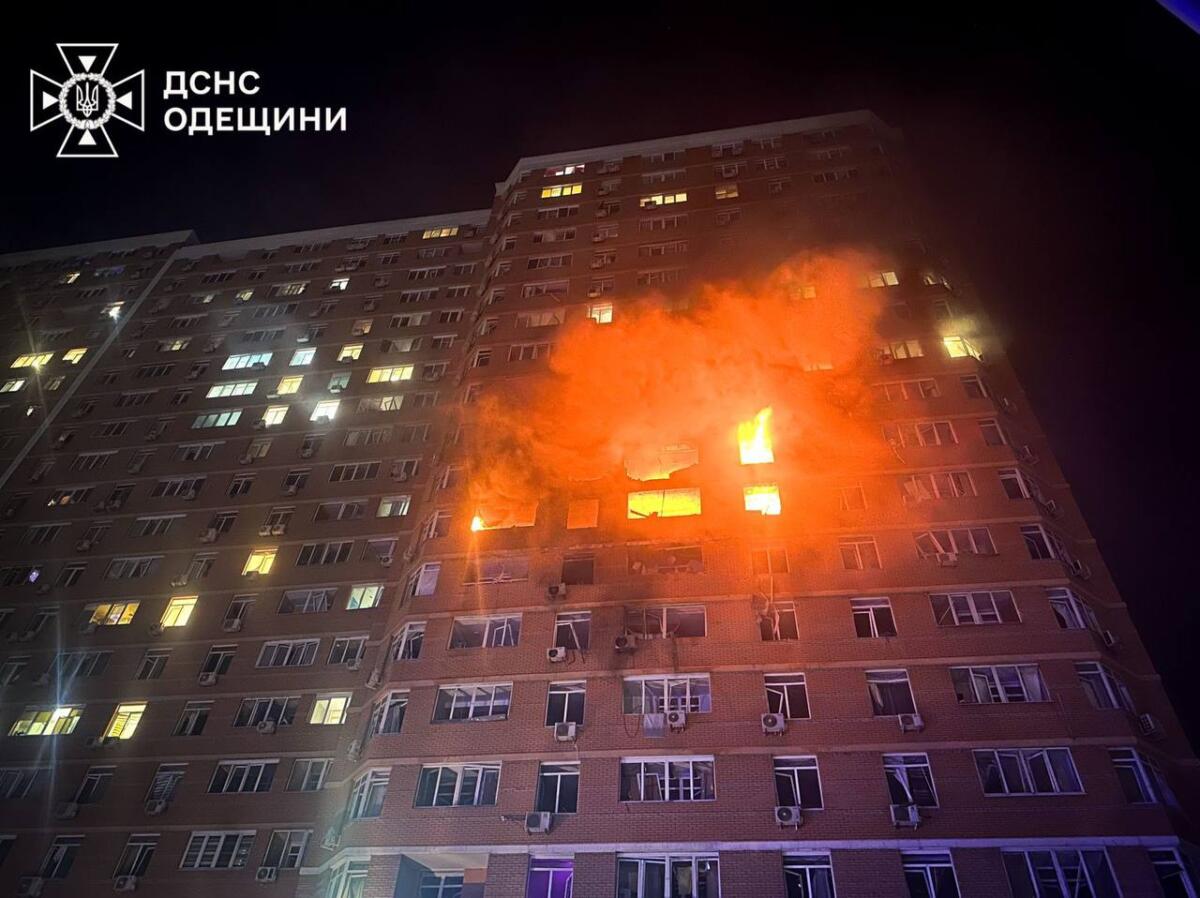 Росіяни атакували багатоповерхівку в Одесі: виникли пожежі, загинули люди