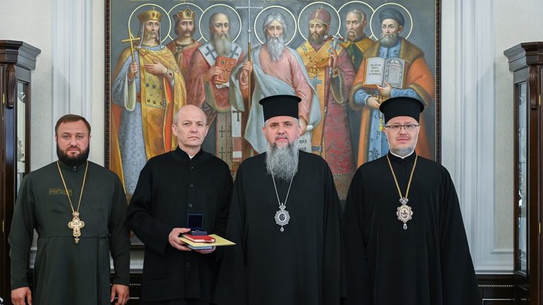 Епіфаній нагородив капелана Василя Федоренка, який провів три роки у полоні