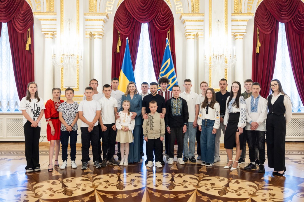 Президент і перша леді вручили дітям перші відзнаки «Майбутнє України»