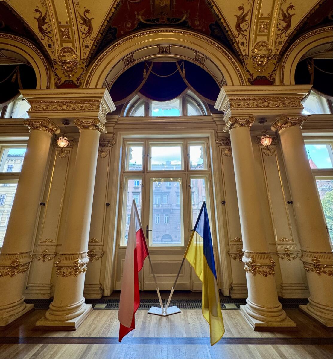 Через напади та погрози польський театр змушений сховати прапор України