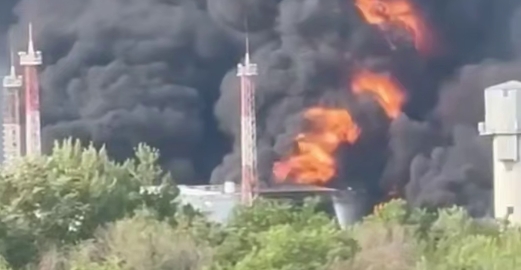 Росіяни змогли загасити пожежу на нафтобазі в Енгельсі лише на п’яту добу (фото)