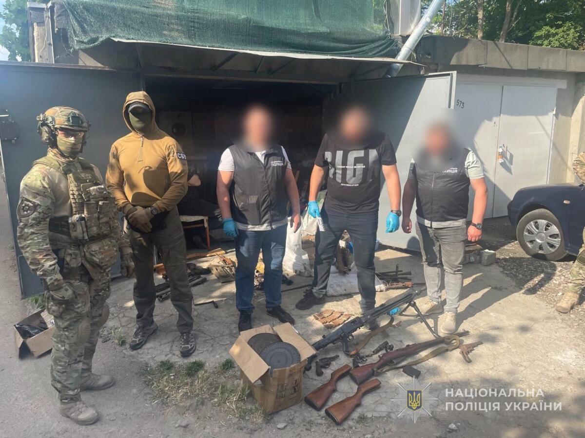У Волинській області затримали одесита за підозрою в торгівлі зброєю (фото)