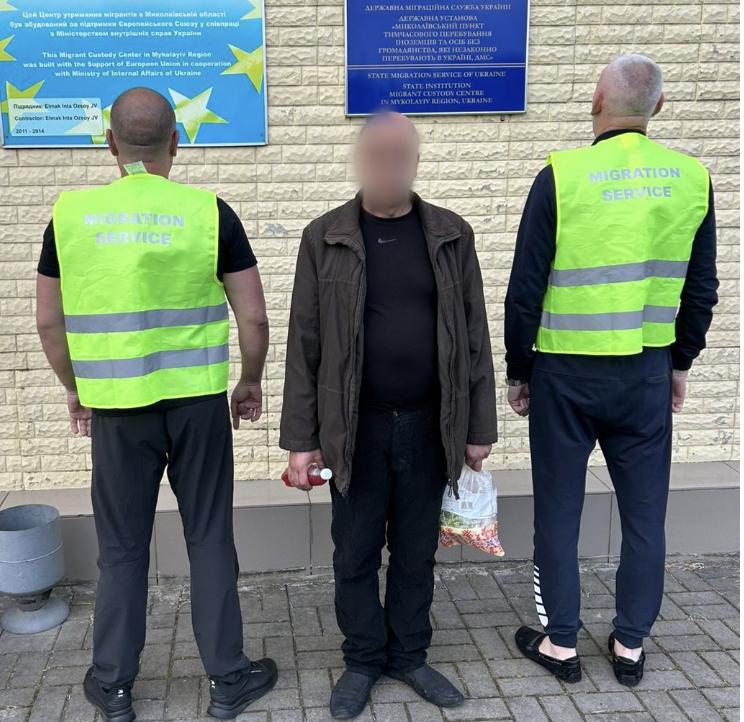 Іноземця депортували з України: які порушення він скоїв