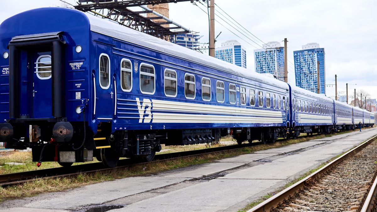 У серпні продовжується курсування додаткових літніх поїздів
