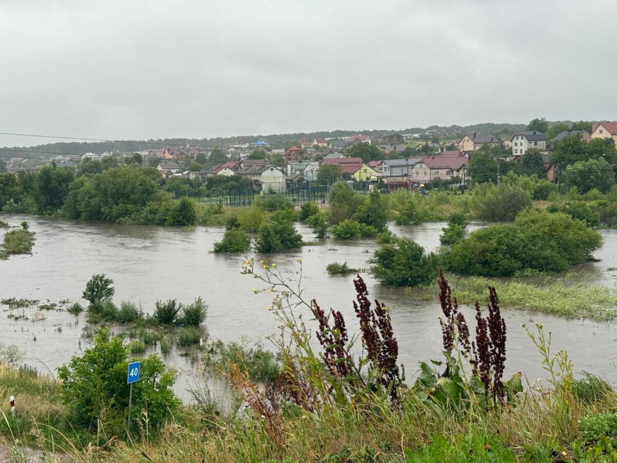 Львівщину накрила негода: річка Зубра вийшла з берегів (фото)