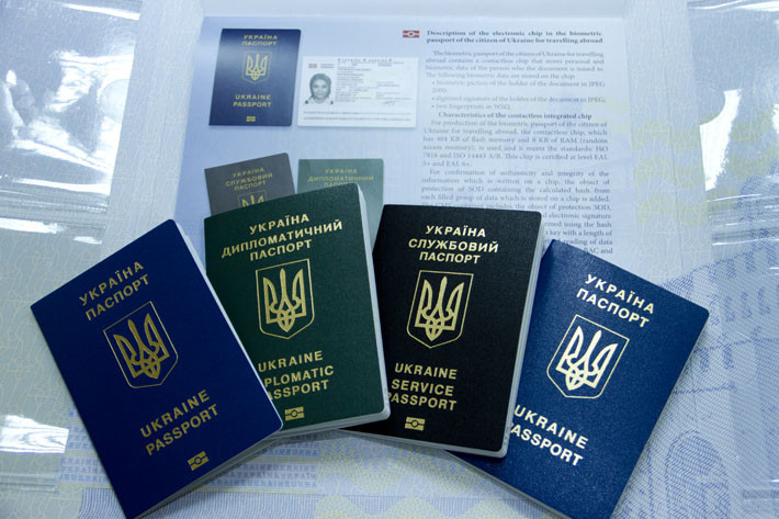 Стало відомо, кому та з якою метою надають дипломатичний чи службовий паспорт України