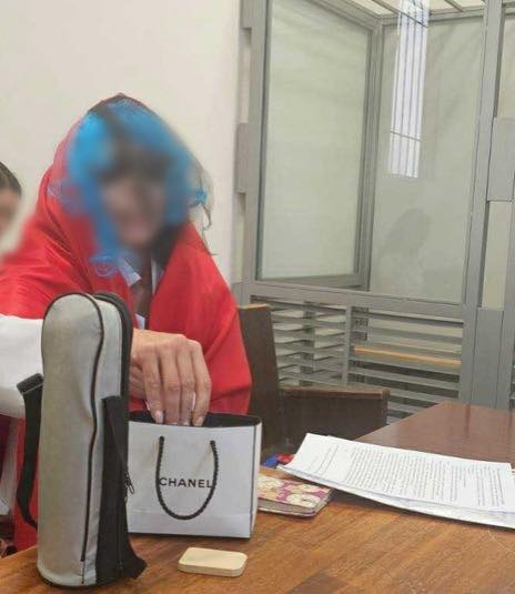 За те, що жінка вивісила в Одесі російський триколор, суд відправив її не за грати, а до лікарні