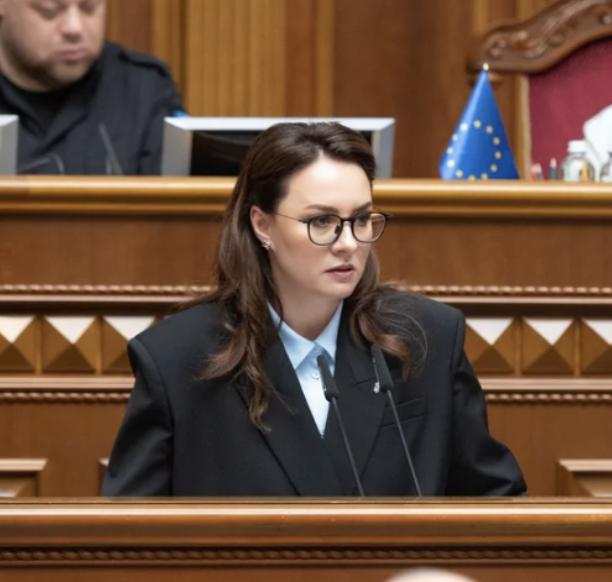 Премʼєрка Свириденко відвернулась від Порошенка у сесійній залі Ради