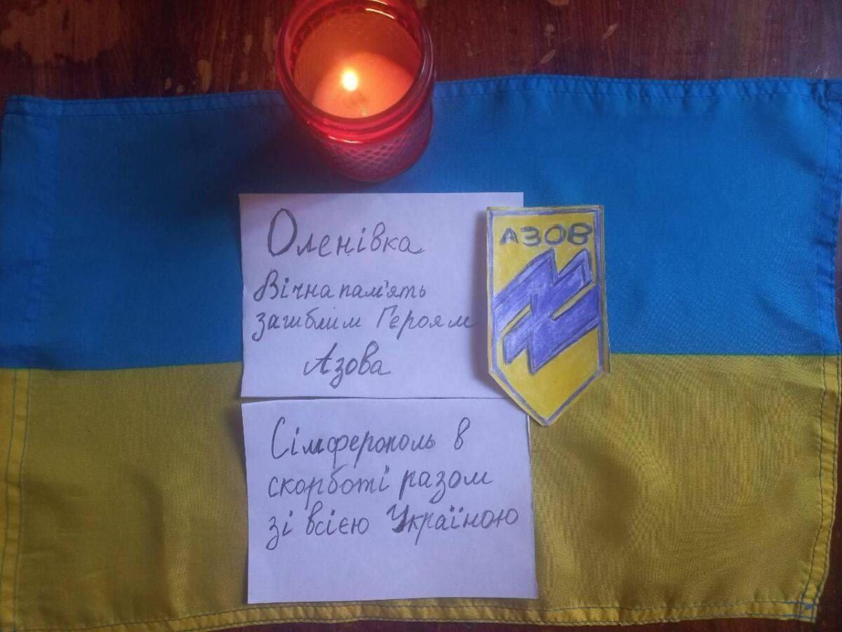 «Ми пам’ятаємо» — на вулицях окупованих міст з’явились послання в пам’ять про теракт в Оленівці (ФОТО)