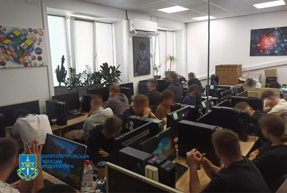 На Дніпропетровщині викрили 31 шахрайський кол-центр, які діяли під виглядом бірж, банків і держустанов