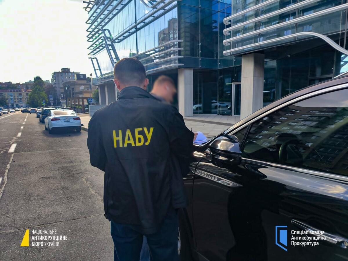 Викрито посадовця Міноборони на хабарі за вплив на конкурс із будівництва житла для військових