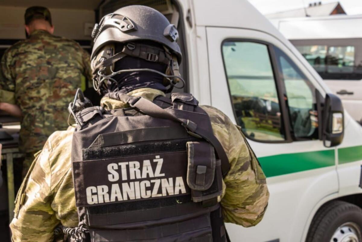 Порушував порядок: у літаку в Польщі затримали українця