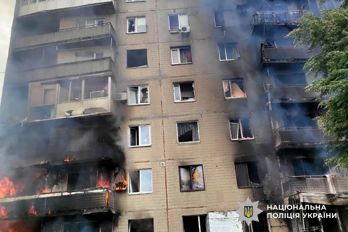 КАБи, РСЗВ та дрони атакують Донеччину вдень і вночі: загинула людина, є поранені