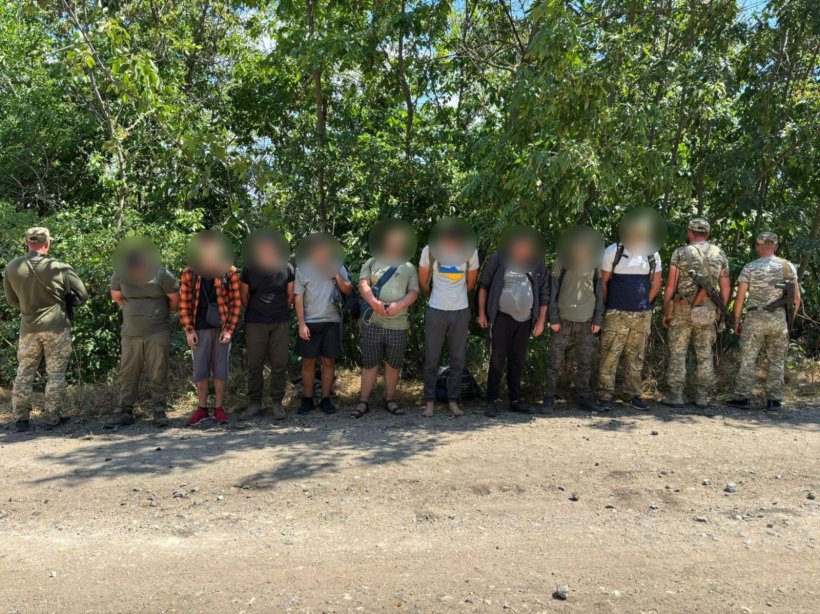 На кордоні з Молдовою затримали 9 ухилянтів, які три дні пішки йшли до своєї мети