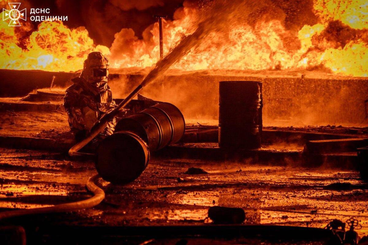 Росіяни атакували енергооб’єкт у передмісті Одеси: зайнялася потужна пожежа