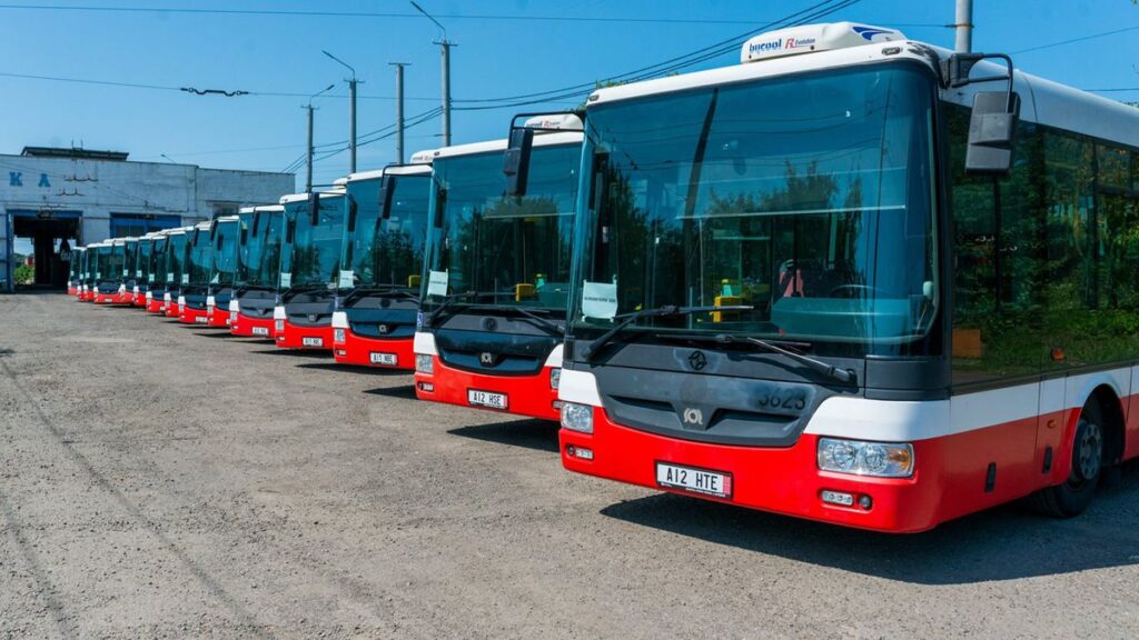 Прага передала Чернівцям 15 низькопідлогових автобусів