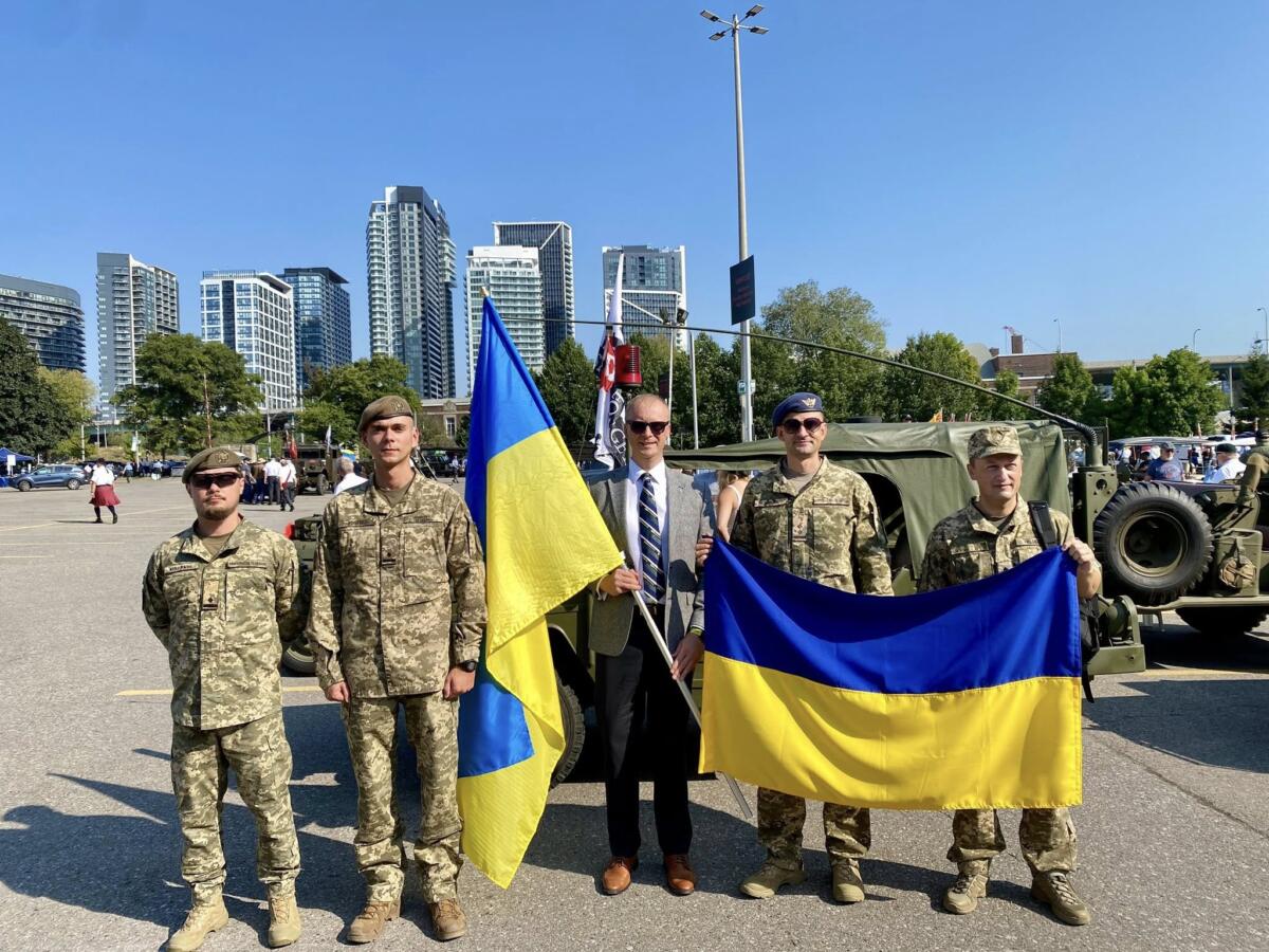 Українські захисники взяли участь у найстарішому військовому параді Канади