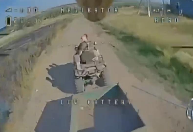 У мережі показали, як український дрон-“ждун” вразив російських окупантів на квадроциклі
