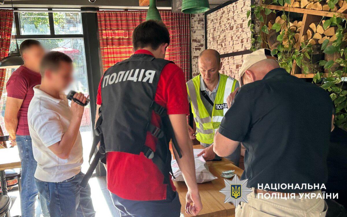 За $10 тисяч «бронював» чоловіків: викрито посадовця Міноборони
