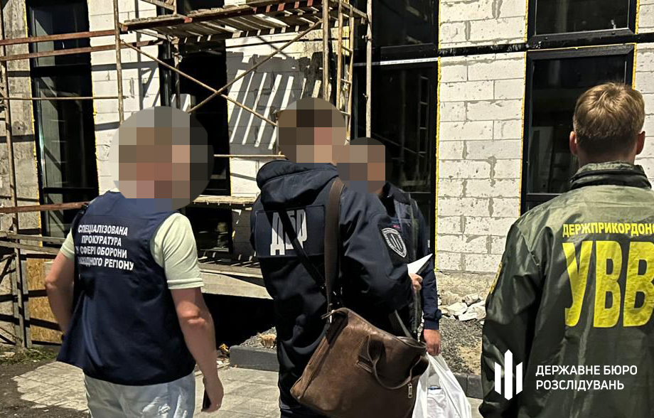 Двох прикордонників затримали за вимагання хабаря на Хмельниччині