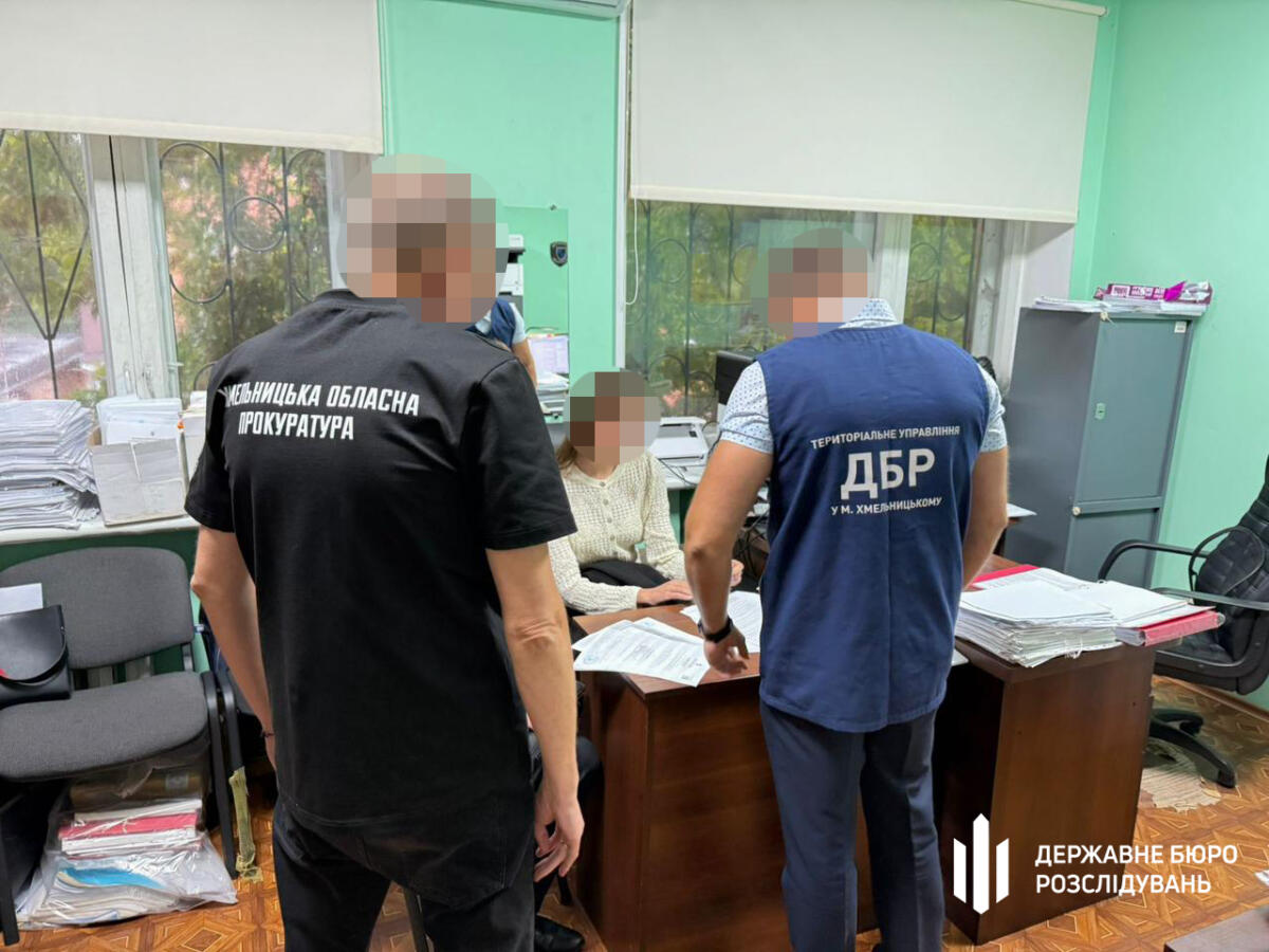 Посадовицю з Хмельниччини підозрюють у незаконному втручанні в роботу баз даних