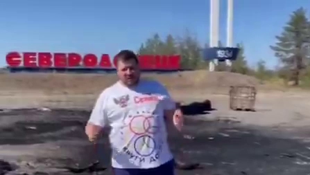 Z-волонтер на тлі знищеного російського БТРа розповідає, як «ворог б’є по мирному населенню» (фото)