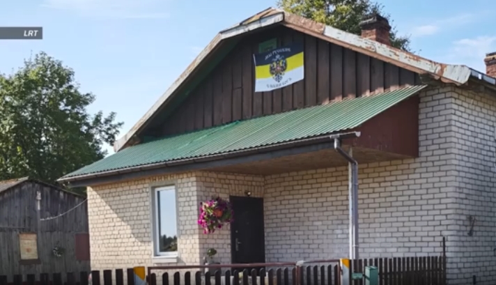 У Латвії на одному з будинків села Мальта було вивішено російський імперський прапор    