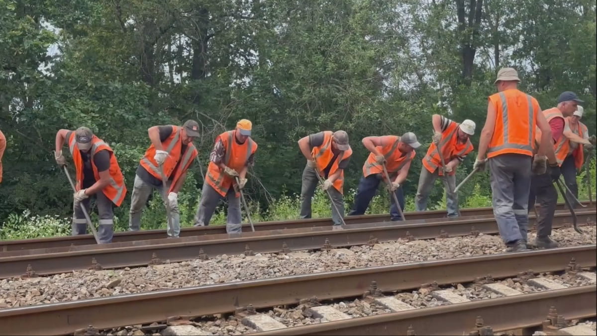 Укрзалізниця попередила про тимчасові зміни в русі потягів на Прикарпатті: причина