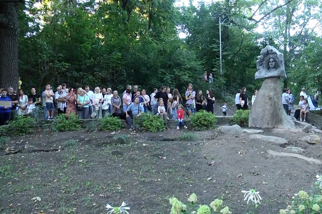 На Житомирщині встановили скульптуру, присвячену фронтмену гурту “Скрябін”