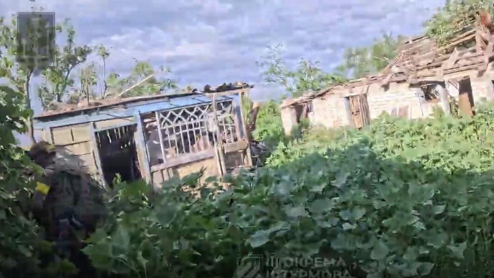 На Харківщині українські бійці ліквідовують окупантів, які ховаються в покинутих будинках