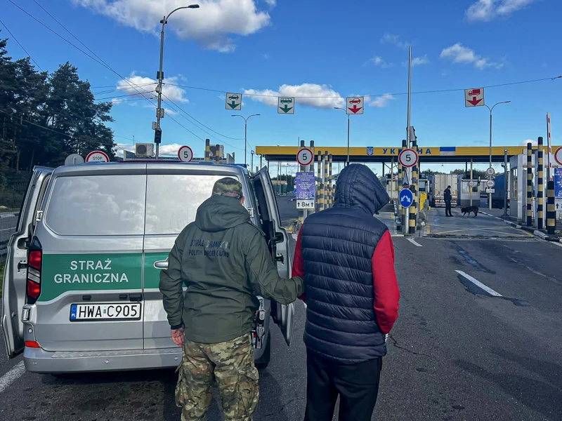 Становили загрозу державній безпеці Польщі: двох українців примусово доправили до кордону з Україною