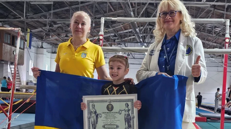 Юна гімнастка зі Львова побила світовий рекорд з підйомів-переворотів