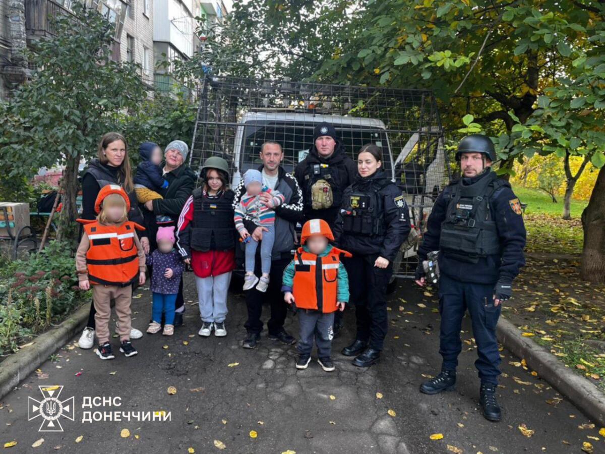 З прифронтової Дружківки на Донеччині рятувальники евакуювали 14 людей, серед них є діти