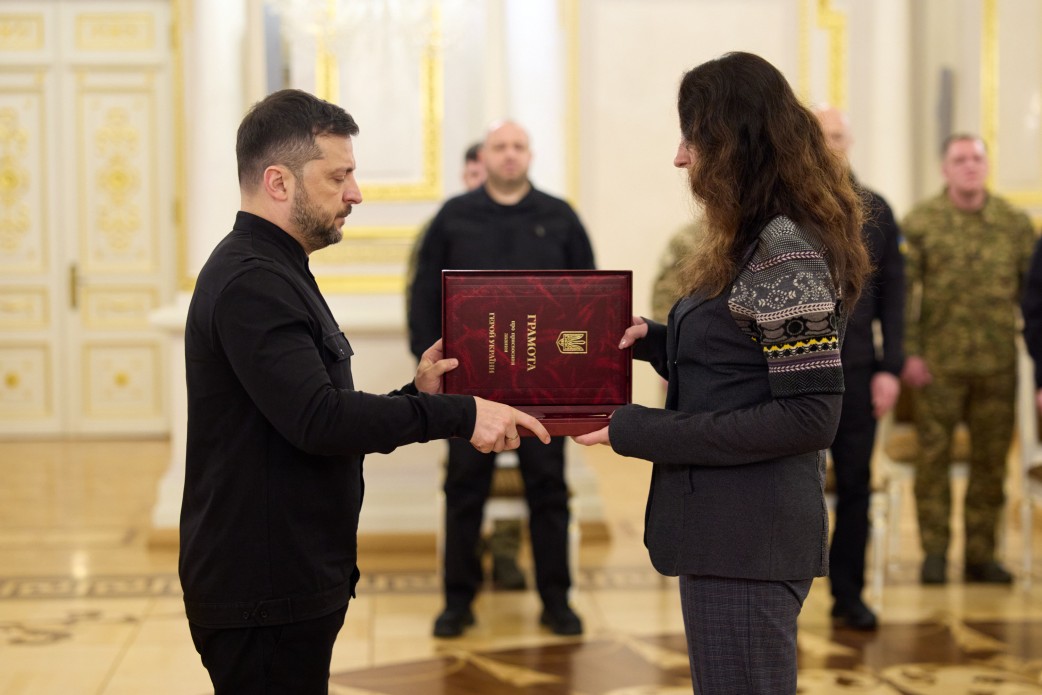 Президент передав нагороди родинам загиблих Героїв України